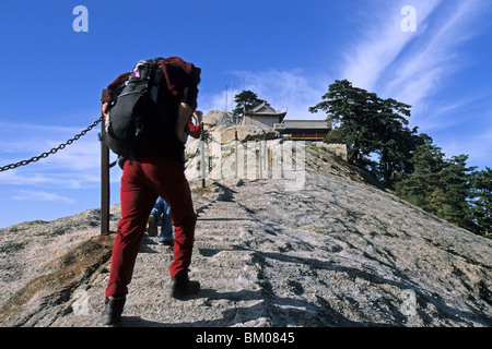 Fisch zurück Kamm, Schritte Pilgerweg entlang Stein mit Kette Handlauf South Peak Kloster, westlichen Touristen mit Rücken abgenutzt Stockfoto