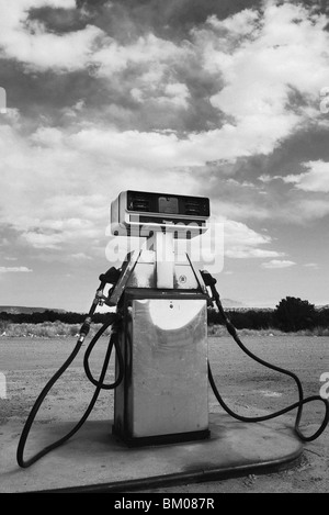 Zapfsäule kontrastiert der natürliche Landschaft am großen Chef Tankstelle, San Ysidro, New Mexiko Stockfoto