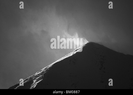 Hohe Winde wehen den Schnee vom Gipfel des Berges Ingenieur im Bereich von San Juan der Colorado Rocky Mountains in der Nähe von durango Stockfoto