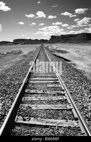 Schienen Sie verschwinden in die Wüstenlandschaft, Moab, südöstlichen Utah, Kontrast die weite Wüste Landschaft Stockfoto