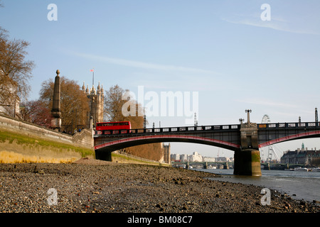 Themse an der Lambeth Bridge bei Ebbe, Westminster, London, UK Stockfoto