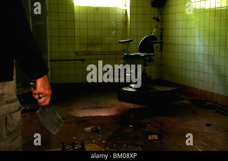 Eine alte Zahnarztstuhl in einem verlassenen sowjetischen Krankenhaus in Ost-Deutschland Stockfoto