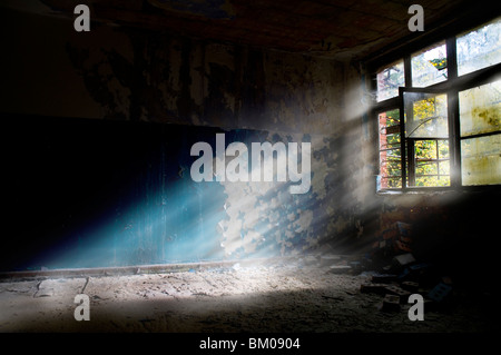 Sonnenlicht durch ein altes zerbrochenes Fenster Stockfoto