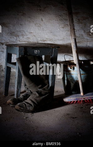 Einige alte Stiefel gefunden in einer Kaserne in der Nähe von Berlin Stockfoto