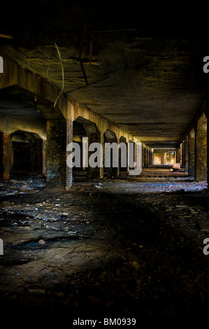 Verfallene Kohlebunker im großen Gebäude Stockfoto