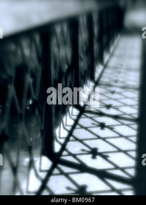 Sinister Brücke im Sonnenlicht Schattenwurf mit blur Stockfoto