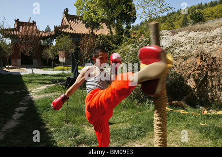 Kung Fu Schüler Kickboxen Training, Song Shan, Henan Provinz, China, Asien Stockfoto