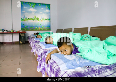 Kung Fu training im Kindergartenalter, in einem der vielen neuen Kung Fu Schulen in Dengfeng, sehr junge Schülerinnen und Schüler im Wohnheim am Stockfoto