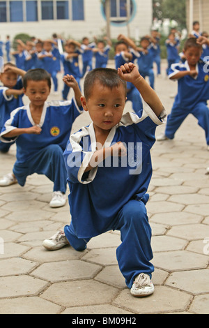 Kung Fu training im Kindergartenalter, in einem der vielen neuen Kung Fu Schulen in Dengfeng, Schule in der Nähe von Shaolin, Song Shan, Henan Stockfoto