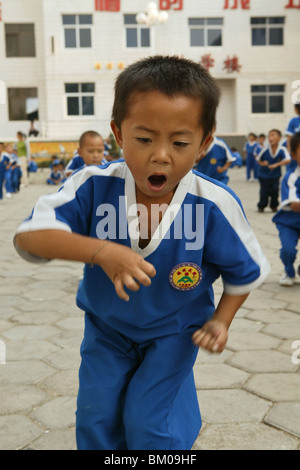 Kung Fu training im Kindergartenalter, in einem der vielen neuen Kung Fu Schulen in Dengfeng, Schule in der Nähe von Shaolin, Song Shan, Henan Stockfoto