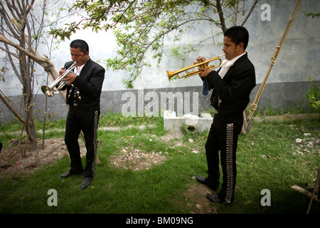 Mariachi Musiker spielen auf einer Party zum Gedenken an den Tag des Dorfes Santa Cruz, in Tepotzotlan, Mexiko, 3. Mai 2008. Foto Stockfoto