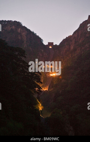 steiler Aufstieg in der Nacht, Stairway to Heaven, um für Sonnenaufgang, Tai Shan, Shandong Provinz, Taishan, Mount Tai, China, Asien, W kommen Stockfoto