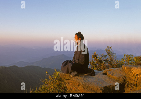 Mönch meditieren im Lotussitz, Sonnenaufgang, Goldener Saal, Jindian Gong, 1613 m hoch, Wudang Shan, taoistische Berg, Hube Stockfoto