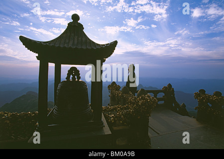 Mönch meditieren im Lotussitz, Sonnenaufgang, Goldener Saal, Jindian Gong, 1613 m hoch, Wudang Shan, taoistische Berg, Hube Stockfoto