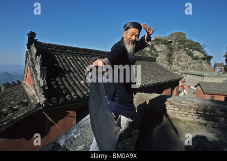 Tai Chi Meister, zeigt Mönch, eine rituelle Schwertkampf, Tianzhu Feng, Klosterdorf, unterhalb des Gipfels, Wudang Shan, taoistische moun Stockfoto