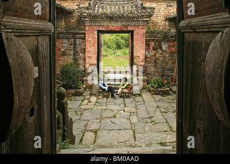 Tai Chi Meister mit seiner Frau in seinem alten Haus am Fuße des Wudang Shan, taoistische Berg, Provinz Hubei, Wudangshan, Mount Wud Stockfoto