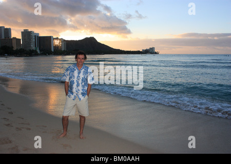 FULL LENGTH PORTRAIT OF EINE 50 JAHRE ALTE MANN AUF WAIKIKI BEACH HAWAII BEI SONNENAUFGANG BDA Stockfoto