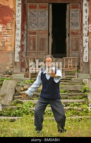 Tai Chi Meister zeigt vor seinem alten Haus am Fuße des Wudang Shan, taoistische Berg, Provinz Hubei, Wudangshan, M Stockfoto