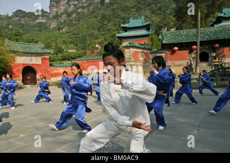 Mönch meditieren im Lotussitz, Sonnenaufgang, Goldener Saal, Jindian Gong, 1613 m hoch, Wudang Shan, taoistische Berg, Hube Stockfoto