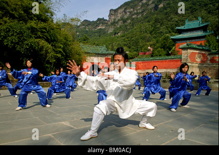 Ausbildung von Wudang Schule der Kampfkünste, vor lila Himmel Halle, Zi Xiao Gong, 1613 m hoch, Wudang Taichi Stockfoto