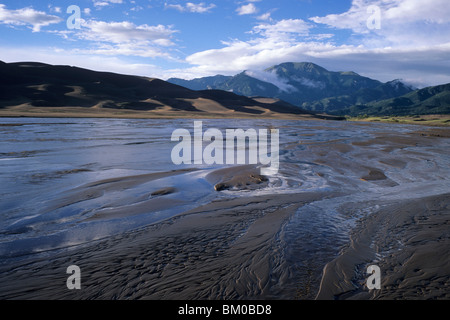 Medano Creek & Great Sand Dunes, Great Sand Dunes National Monument in der Nähe von Alamosa, Colorado, USA Stockfoto