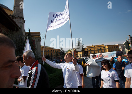 Junge Menschen protestieren in der Innenstadt von Tirana, der Hauptstadt von Albanien. Stockfoto