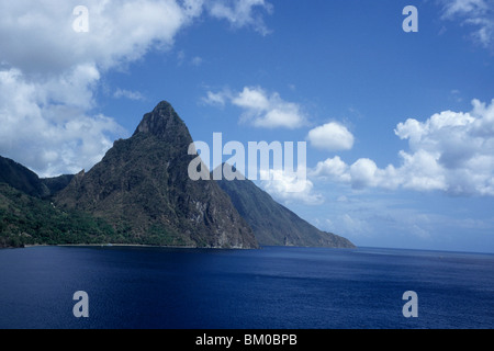 Blick auf die Pitons, in der Nähe von Soufrière, St. Lucia, Karibik Stockfoto