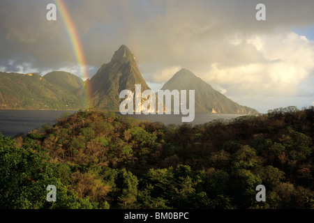 Regenbogen & die Pitons, Anzeigen von Anse Chastanet Resort, in der Nähe von Soufrière, St. Lucia, Karibik Stockfoto