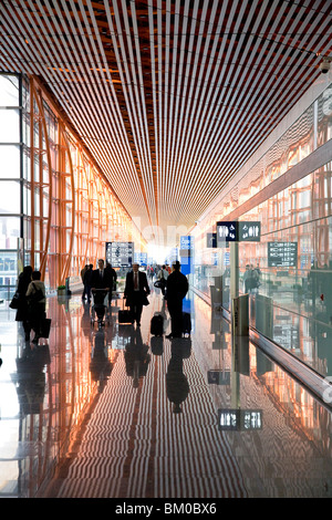 Menschen in der Wartehalle des internationalen Flughafen Peking, größte Gebäude in der Welt, Peking, China, Asien Stockfoto