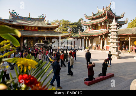 Menschen im Innenhof der Nanputuo Tempel, Xiamen, Fujian Provinz, China, Asien Stockfoto