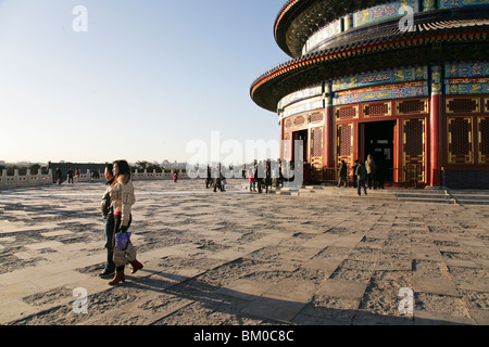 Menschen vor dem Tempel des Himmels im Licht der Abendsonne, Tiantan, Peking, China, Asien Stockfoto