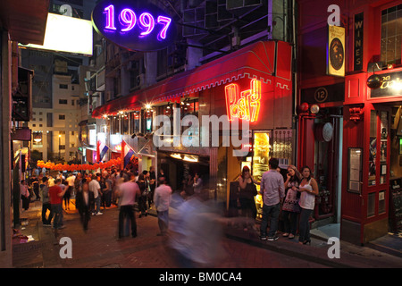 Menschen auf der Straße vor einer Bar, Lan Kwai Fong, Hongkong, China, Asien Stockfoto