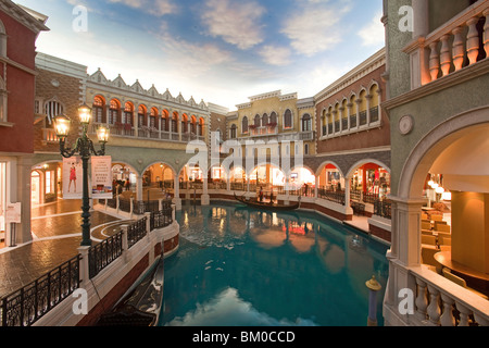 Kanal mit Gondel im Venetian Casino Resort, Macau, Taipa, China, Asien Stockfoto