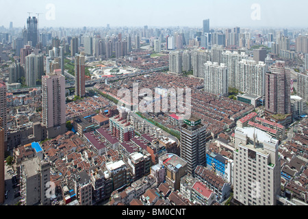 Blick über Hochhäuser in der Stadt, Nanjing Road, Shanghai, China, Asien Stockfoto
