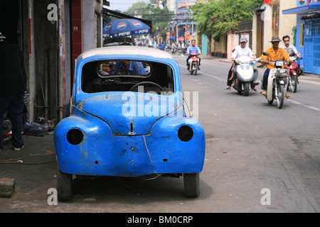 Blaue Karosserie vor einer Autoreparaturwerkstatt, Stadtteil Cholon, Ho Chi Minh Stadt, Saigon, Vietnam, Asien Stockfoto