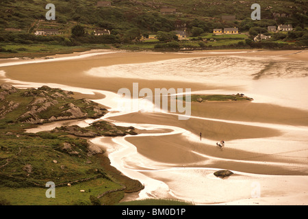 Reiten am Strand von Derrynane Mündung, Derrynane Bucht, in der Nähe von Caherdaniel, County Kerry, Irland Stockfoto