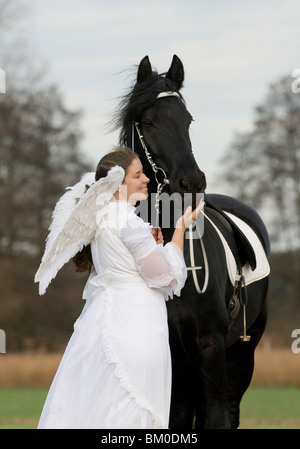 Engel und friesische Pferd Stockfoto