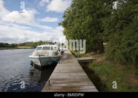 Hausboote in Tully Inishmore Jetty, Insel Inishmore, Lough Erne, Grafschaft Fermanagh, Nordirland Stockfoto