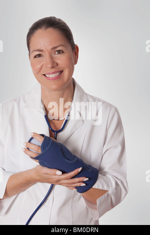 Ärztin, die das Tragen einer Handgelenkbandage Stockfoto