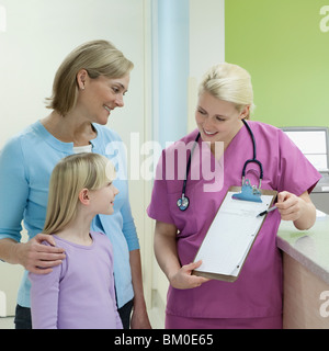 Ärztin mit medizinischen Diagramm für Patienten Stockfoto