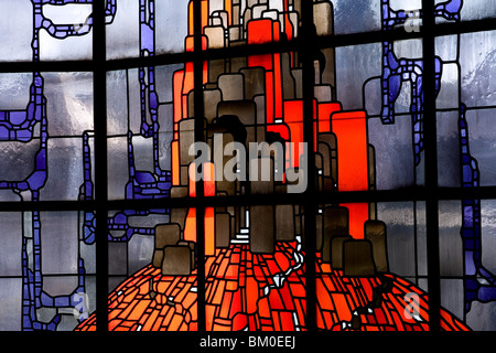 Buntglasfenster in der Wallfahrtskirche in Neviges, Baujahr 1968 vom Architekten Gottfried Böhm, Neviges, Bergisches Land, Stockfoto