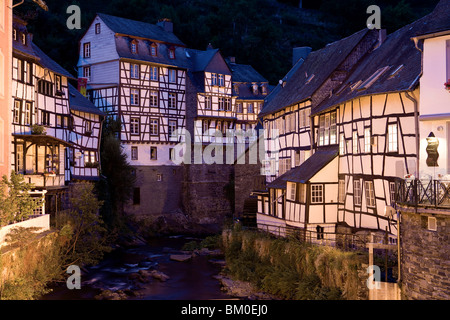 Fachwerkhäusern entlang dem Fluss Rur, Monschau, Eifel, Nordrhein-Westfalen, Deutschland, Europa Stockfoto