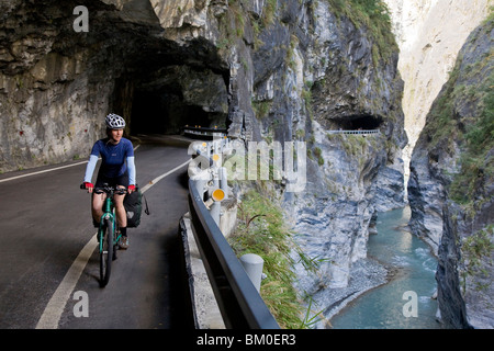 Radfahrer in einer Höhle die Taroko-Schlucht, Taroko National Park, Marble Canyon, Liwu Fluss, Tienhsiang, Tianxiang, Volksrepublik China Stockfoto