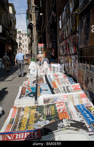 Zeitung Stand und Verkäufer, Barrio del Carmen Valencia, Spanien Stockfoto