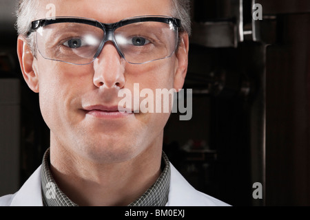 Porträt eines Arztes Schutzbrille tragen Stockfoto