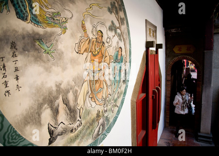 Wandbild und Menschen auf Matsu Tempel, Tainan, Volksrepublik China, Taiwan, Asien Stockfoto