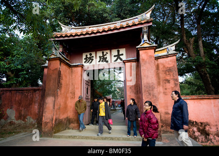 Menschen vor dem Tor der Konfuzius-Tempel, Tainan, Volksrepublik China, Taiwan, Asien Stockfoto