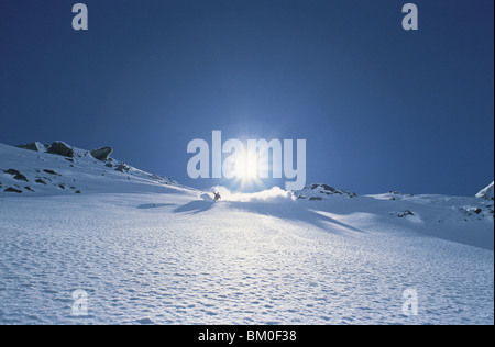 Skifahrer bei Gegenlicht, Zürs, Österreich Stockfoto
