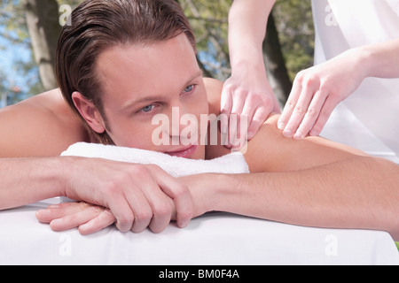 Mann ein Masseur Rückenmassage erhalten Stockfoto