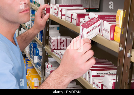 Männlichen Apotheker überprüfen die Medikamente in einer medizinischen speichern Stockfoto